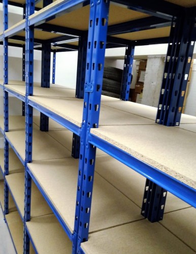 Połączone rzędy regałowe